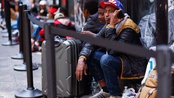Migrantes esperan en las afueras del Hotel Roosevelt en el centro de Manhattan, el 31 de julio de 2023, para tratar de conseguir alojamiento temporal.