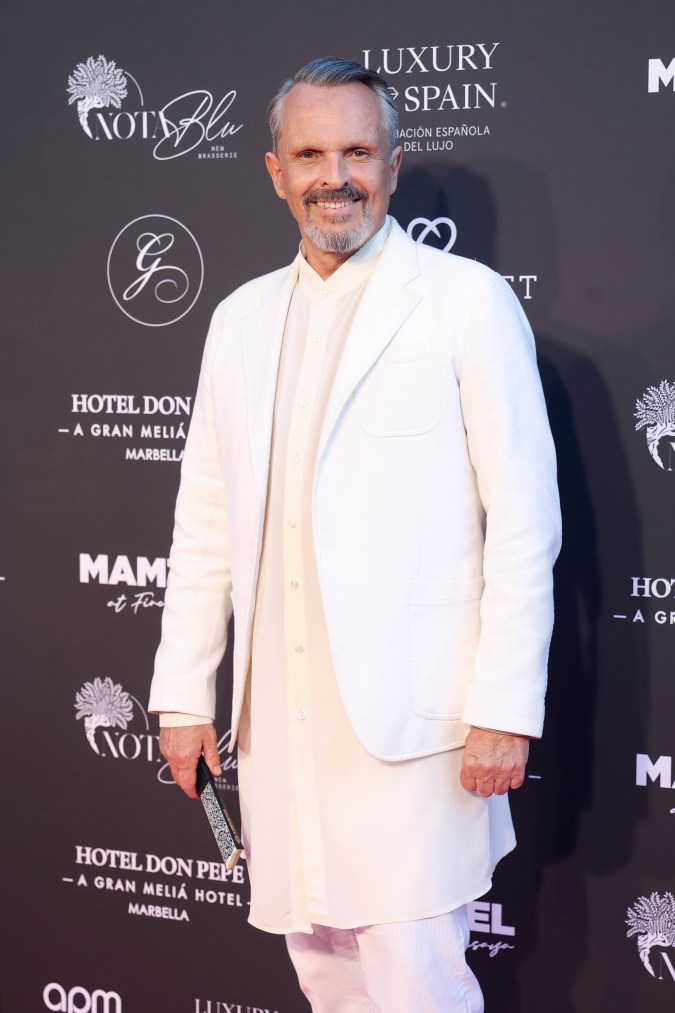 Miguel Bosé participando en un evento.
