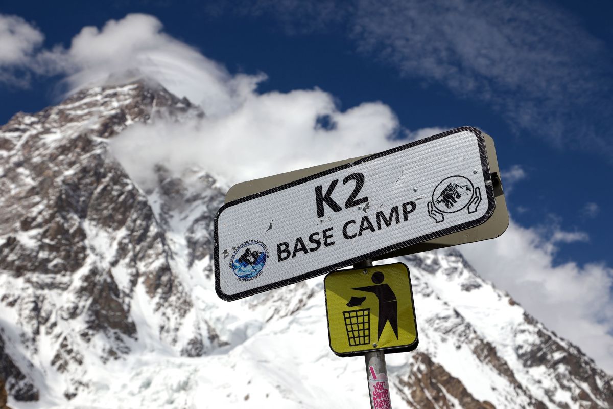 cartel contra la basura colocado en el campo base K2, la segunda montaña más alta del mundo en la cordillera Karakoram de Gilgit-Baltistan, Pakistán. (Foto: JOE STENSON/AFP via Getty Images)