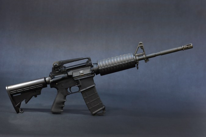 Rrifle Bushmaster AR-15, simlar al que se usó durante una masacre en una escuela primaria en Newtown, Connecticut. (Ilustración fotográfica de Joe Raedle/Getty Images)