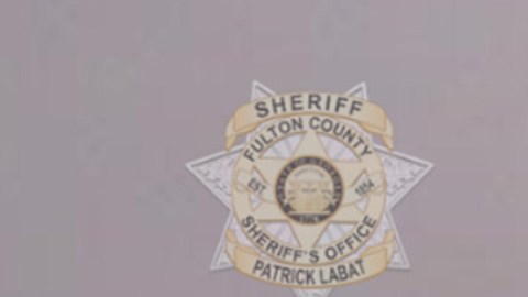 Para las personas que compren 47 tarjetas digitales, las tarjetas físicas tendrán 2.074 piezas del traje del Donald Trump de la fotografía policial.