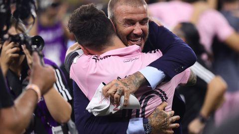 David Beckham celebrando con Lionel Messi.