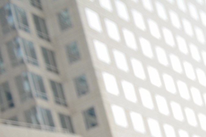 Fanático de Beetlejuice posando en un evento.