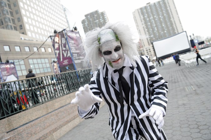 Fanático de Beetlejuice posando en un evento.