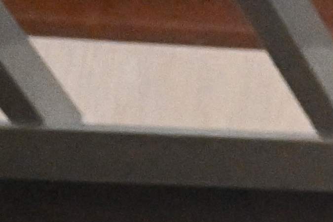 El periodista estadounidense Evan Gershkovich, arrestado por cargos de espionaje, se encuentra dentro de una jaula de acusados ​​antes de una audiencia para considerar una apelación sobre su detención preventiva prolongada en el Tribunal Municipal de Moscú el 19 de septiembre de 2023. (Foto: NATALIA KOLESNIKOVA/AFP via Getty Images)