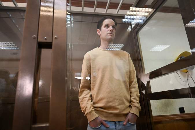 El periodista estadounidense Evan Gershkovich, arrestado por cargos de espionaje, se encuentra dentro de una jaula de acusados antes de una audiencia para considerar una apelación sobre su detención preventiva prolongada en el Tribunal Municipal de Moscú el 19 de septiembre de 2023. (Foto: NATALIA KOLESNIKOVA/AFP via Getty Images)