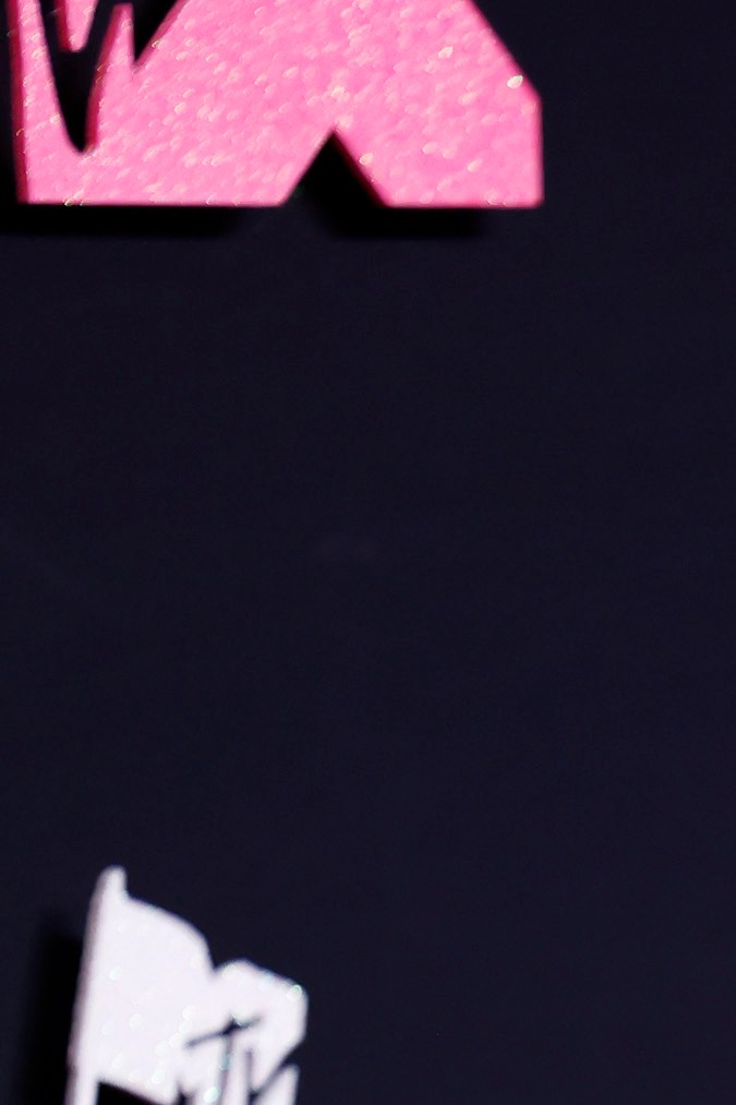 Karol G posando en una alfombra roja.