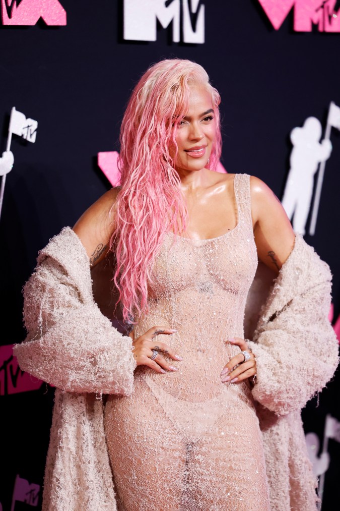 Karol G posando en una alfombra roja.