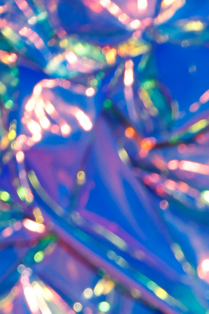 Peso Pluma posando en una alfombra roja.