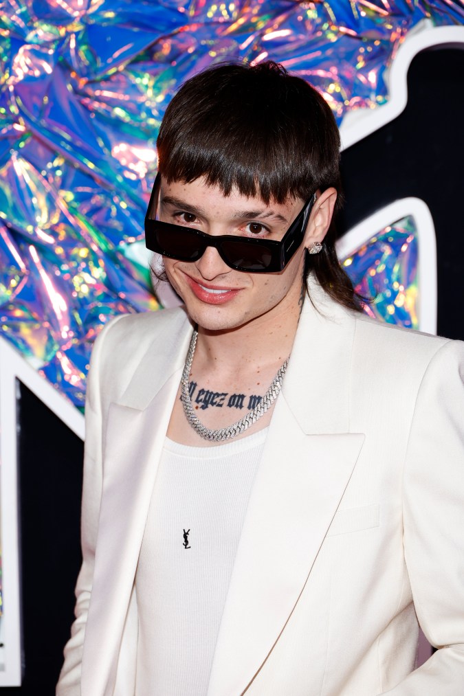 Peso Pluma posando en una alfombra roja.