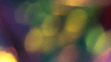 Selena Gómez posando en una alfombra roja.