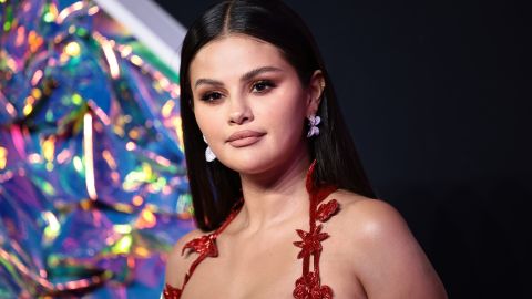 Selena Gómez posando en una alfombra roja.