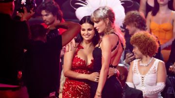 Selena Gómez y Taylor Swift posando en un evento.