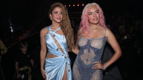 Shakira y Karol G posando.