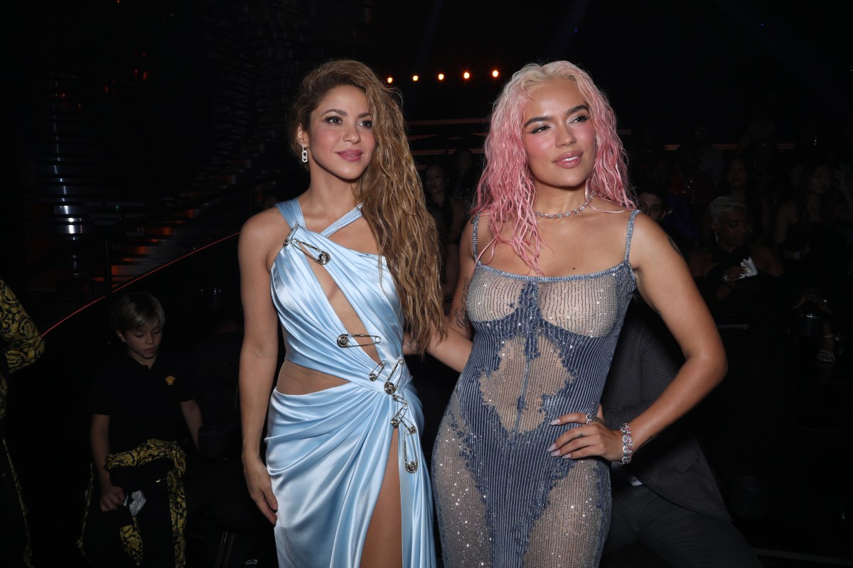 Karol G y Shakira posando juntas en un evento.