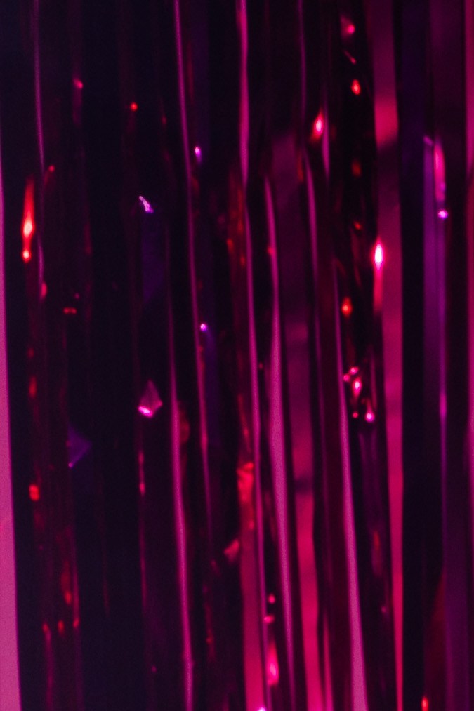 Selena Gómez posando en una alfombra roja.