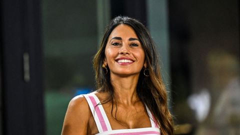 Antonela Roccuzzo sonríe en la previa de la final de la U.S. Open Cup entre Inter Miami y Houston Dynamo en 2023.