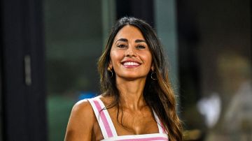 Antonela Roccuzzo sonríe en la previa de la final de la U.S. Open Cup entre Inter Miami y Houston Dynamo en 2023.