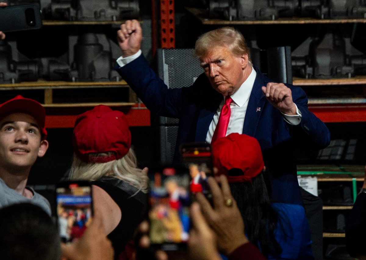 El contendiente para la presidencia de 2024, Donald Trump, hace gestos mientras habla en Drake Enterprises, un fabricante y proveedor de repuestos para automóviles, en Clinton. (Foto: MichiganMATTHEW HATCHER/AFP via Getty Images)