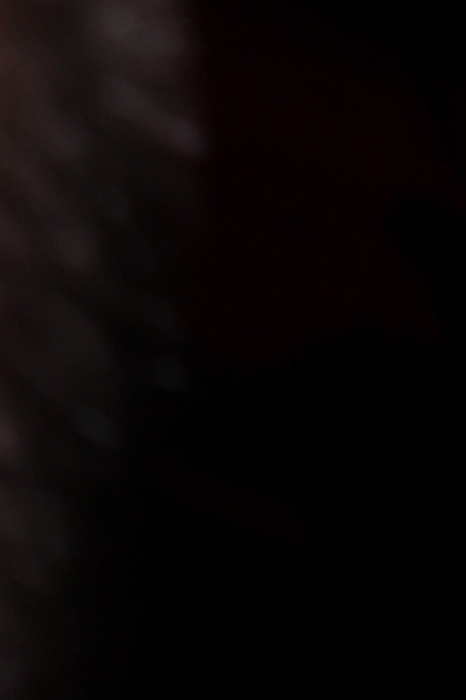 Bad Bunny y Kendall Jenner caminando juntos en un evento.