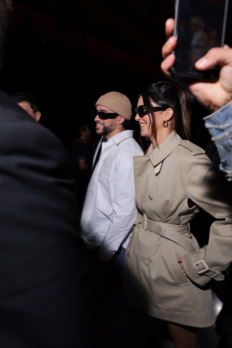 Bad Bunny y Kendall Jenner caminando juntos en un evento.