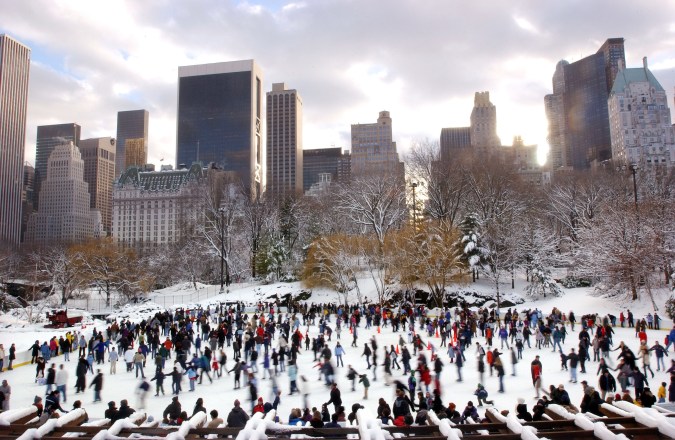 Una multitud de personas patinan en el Central Park de la ciudad de Nueva York. (Foto de Spencer Platt/Getty Images)