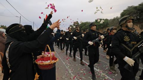 Militantes palestinos del movimiento Jihad Islámica participan en un desfile militar antiisraelí.