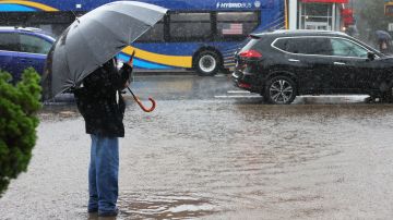 Hay una alerta de inundación permanente vigente en la Gran Manzana hasta las 6:00 de la tarde.