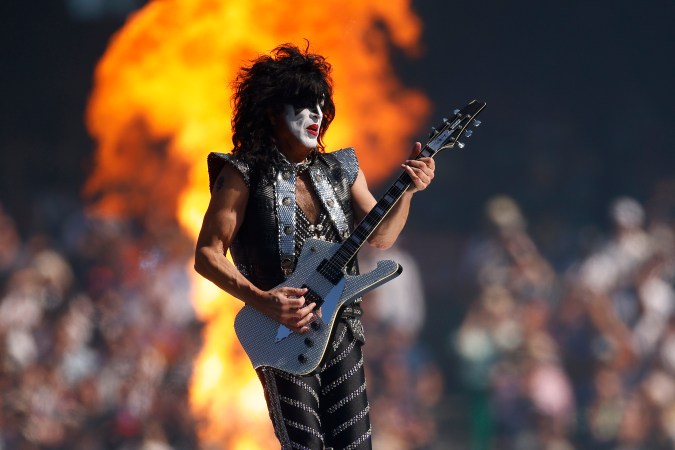 Gene Simmons actuando en un show de Kiss.