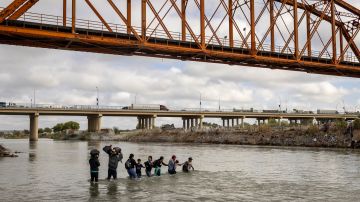 Investigación no encuentra evidencias de que agentes en Texas maltratan a migrantes en el río Grande