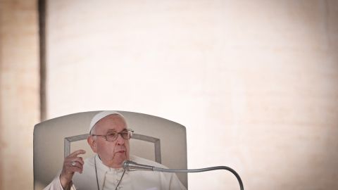 El Papa instó a que el rápido desarrollo de la inteligencia artificial no aumente las desigualdades existentes en el mundo.