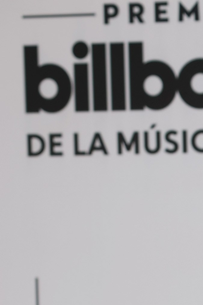 Bad Bunny posando en una alfombra roja.