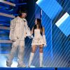 Peso Pluma y Nicki Nicole actuando en un show en vivo.