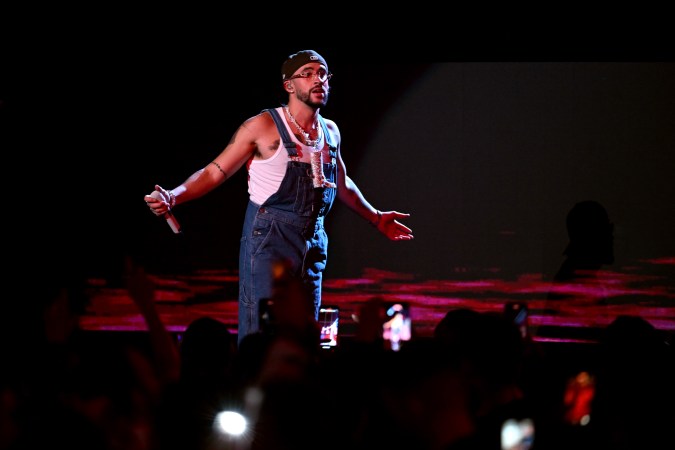 Bad Bunny actuando en un show.