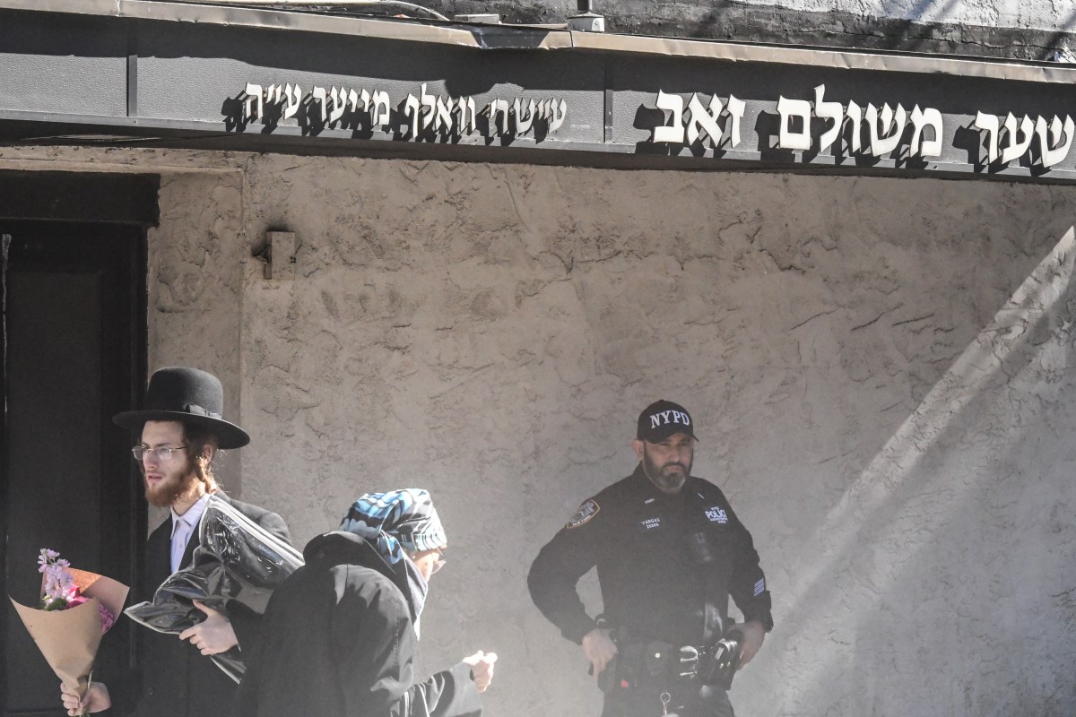 New York Police Investigates Bomb Threats to Synagogues Amid Anti-Semitic Incidents