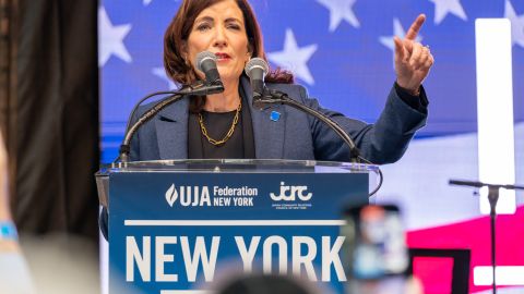 Hochul espera que la Ley Angélica mantenga fuera de las calles a los conductores con suspensiones previas al atribuir un cargo de delito grave.