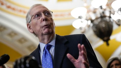 McConnell, firme en su posición, insta a sus colegas republicanos a rechazar la oferta de Chuck Schumer.