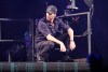 Enrique Iglesias actuando en show en vivo.