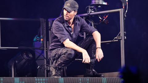 Enrique Iglesias actuando en show en vivo.