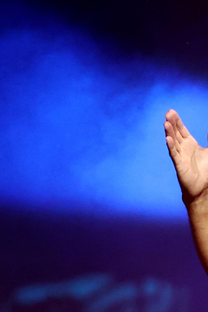 Chayanne actuando en un show.