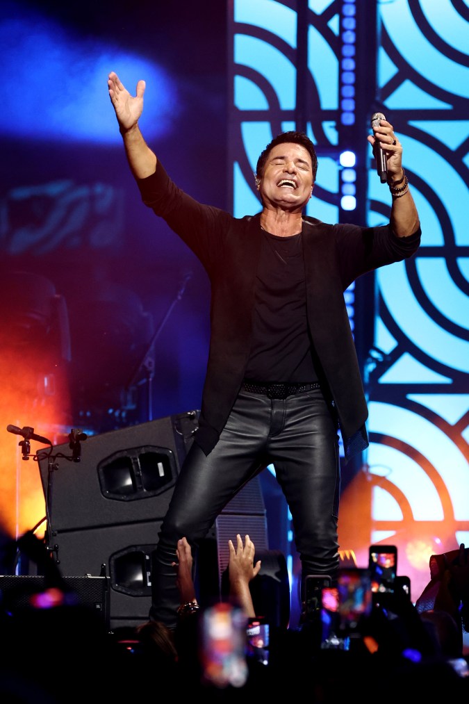 Chayanne actuando en un show.