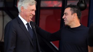 Ancelotti y Xavi se saludan en el Clásico Real Madrid vs. Barcelona.