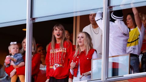 Taylor Swift disfrutando de un partido de la NFL.