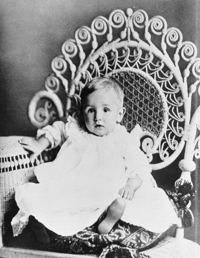Retrato de estudio del futuro director de un estudio de cine estadounidense Walt Disney (1901 - 1966) cuando era un bebé, sentado en una silla ornamentada, alrededor de 1902. (Foto de Hulton Archive/Getty Images)