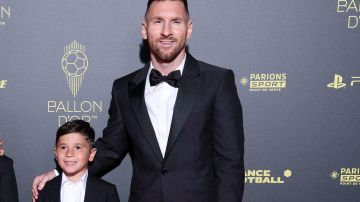 Mateo Messi (L) y Lionel Messi (R) comparten durante la gala del Balón de Oro 2023.