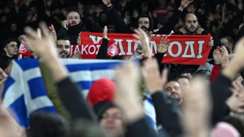 Hinchas del equipo de fútbol del Olympiacos.