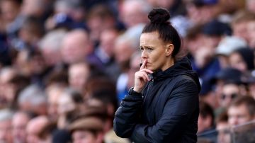 Historia en la Premier League: Rebecca Welch primera mujer en arbitrar un partido