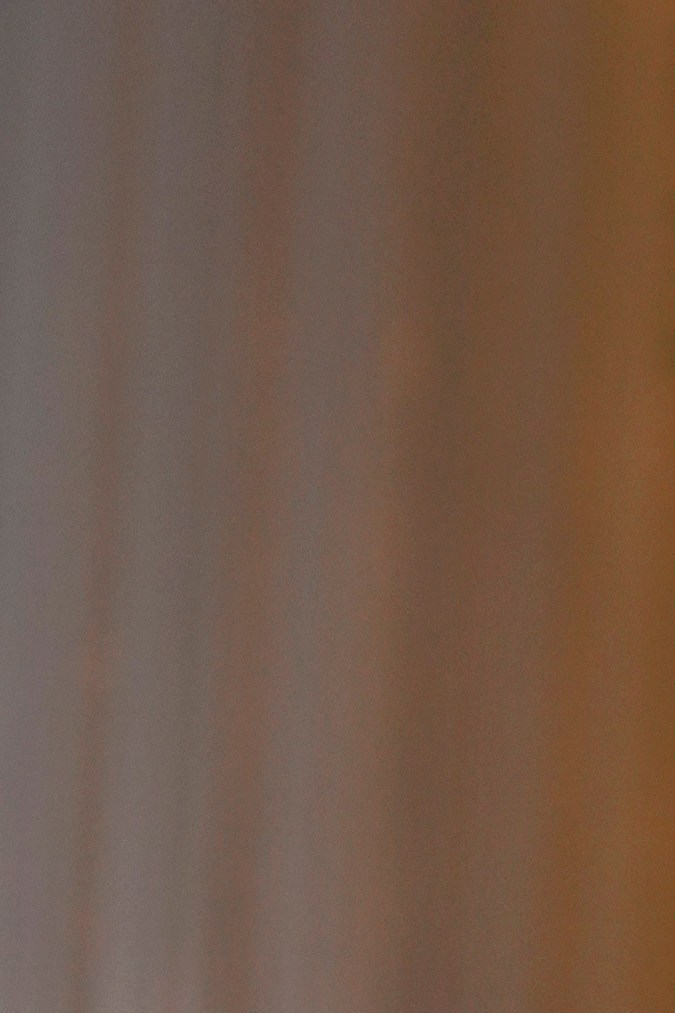 Paris Hilton posando en una alfombra roja.