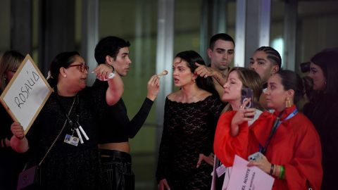 Rosalía siendo preparada antes de participar en los Latin Grammy 2023.