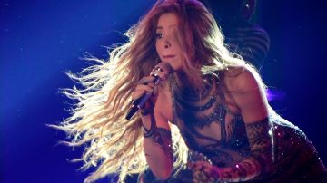 Shakira actuando en show en vivo.